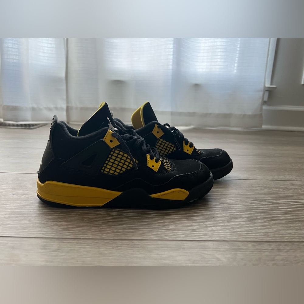 Jordan 4 Retro Thunder size 1.5Y